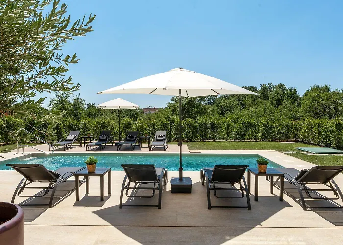 Atemberaubende Mit Privatpool, Sauna, Billard, Kicker, Heimtrainer, Bbq Holiday home Porec