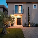 Atemberaubende Mit Privatpool, Sauna, Billard, Kicker, Heimtrainer, Bbq Holiday home Porec