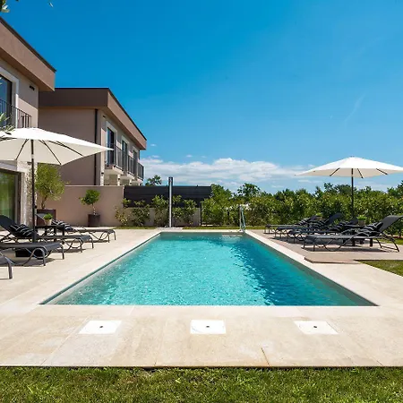 Atemberaubende Mit Privatpool, Sauna, Billard, Kicker, Heimtrainer, Bbq Feriehus Poreč