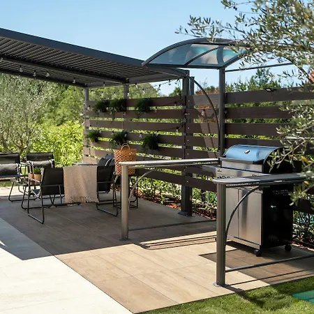 Holiday home Atemberaubende Mit Privatpool, Sauna, Billard, Kicker, Heimtrainer, Bbq Porec