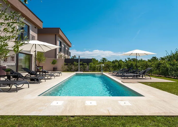 Atemberaubende Mit Privatpool, Sauna, Billard, Kicker, Heimtrainer, Bbq Feriehus Poreč